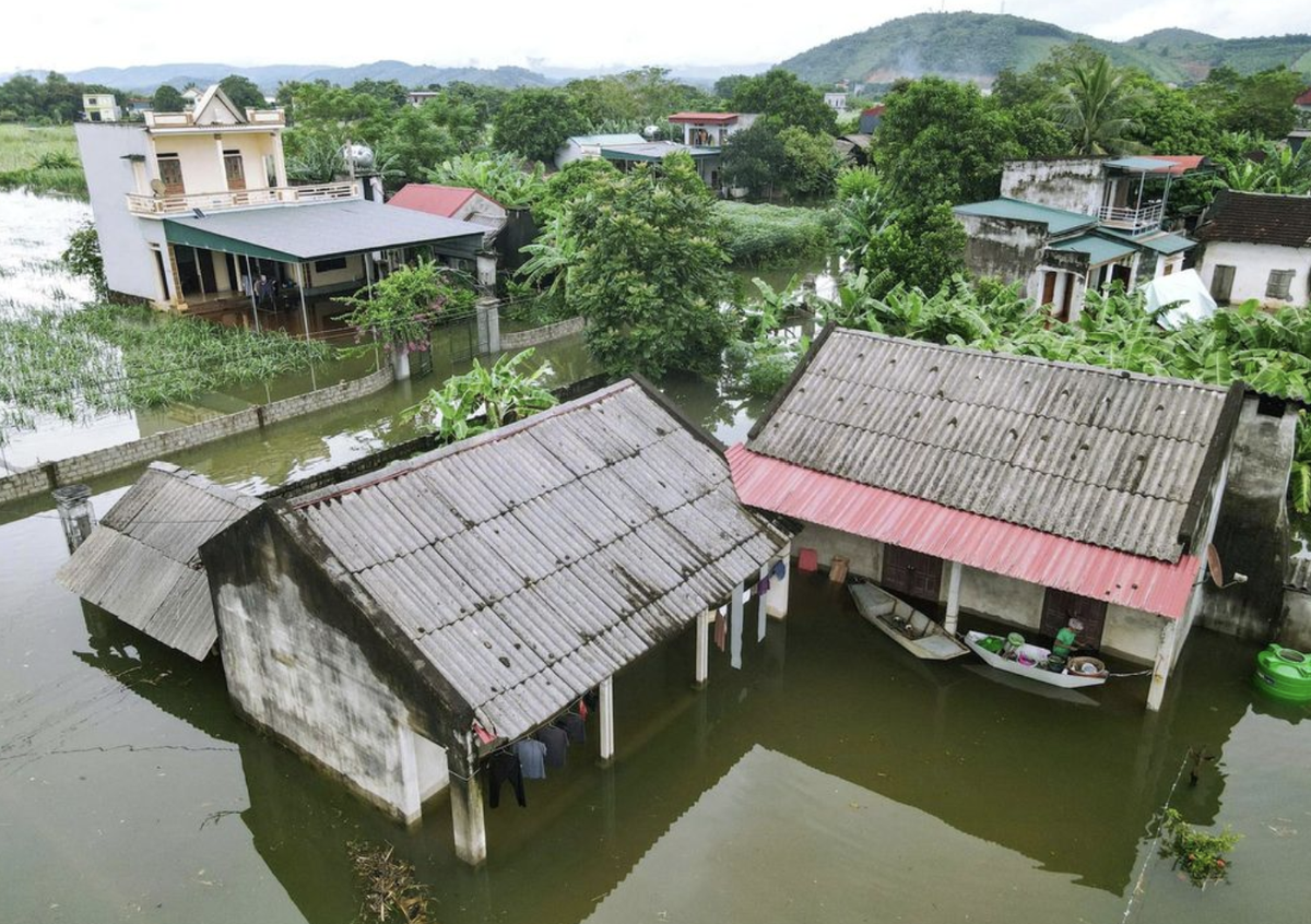 Một ngôi làng ở Thanh Hóa bị cô lập cho nước sông Bưởi dâng cao Ảnh 1