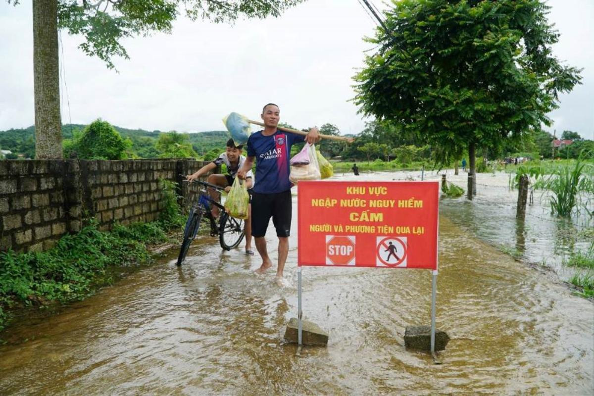 Một ngôi làng ở Thanh Hóa bị cô lập cho nước sông Bưởi dâng cao Ảnh 4