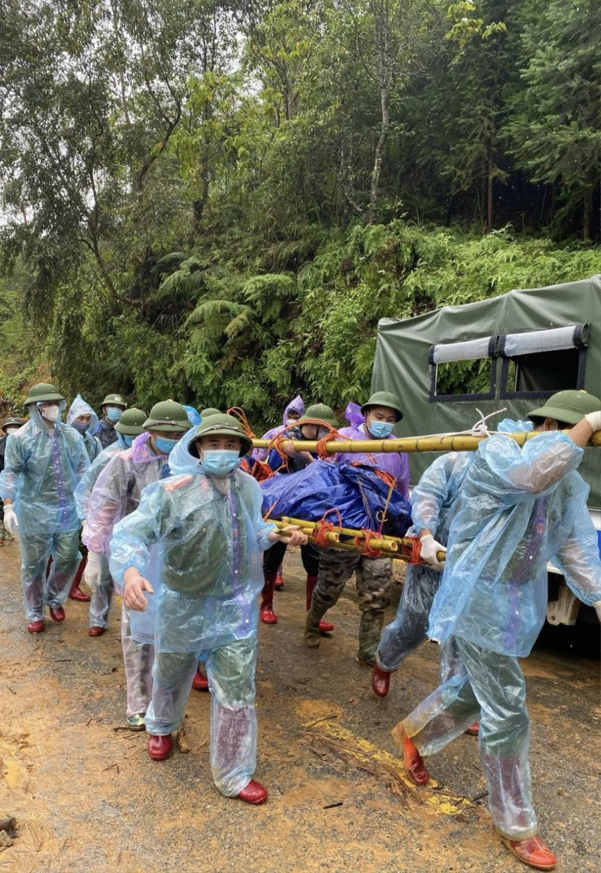 Công an vượt núi gánh thi thể đi bộ 20 km trong vụ sạt lở kinh hoàng ở Nguyên Bình Ảnh 1