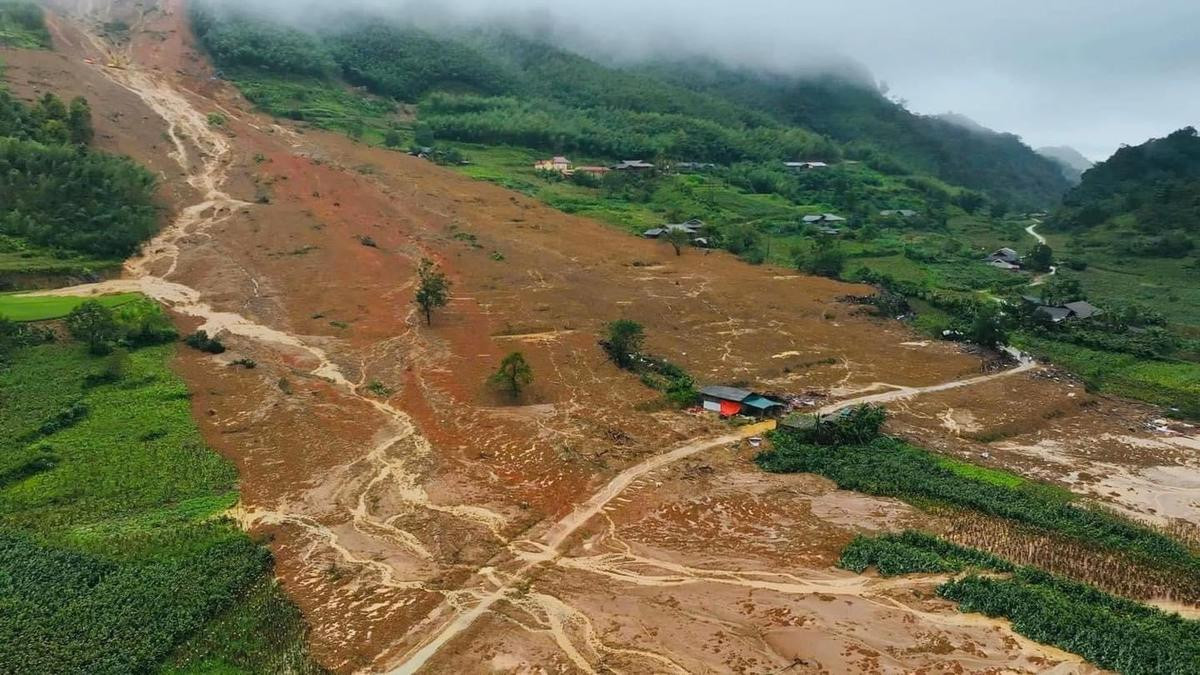 Công an vượt núi gánh thi thể đi bộ 20 km trong vụ sạt lở kinh hoàng ở Nguyên Bình Ảnh 4