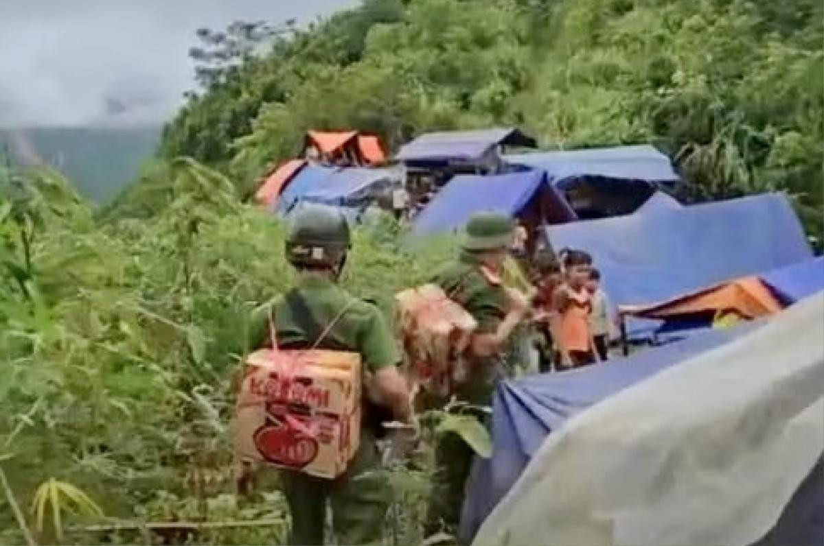 Sống sót kì diệu: Tìm thấy hơn 70 người dân mất tích do chạy lên đồi tránh lũ trong nhiều ngày ở Lào Cai Ảnh 1