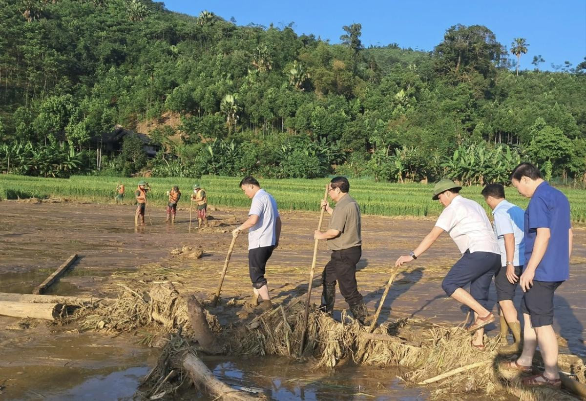 Phút giây nghẹn ngào của Thủ tướng Phạm Minh Chính tại Làng Nủ Ảnh 2