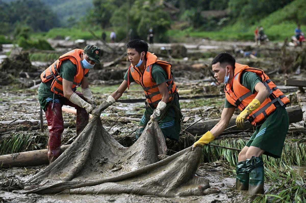 Kỳ tích Làng Nủ: Tìm thấy 2 hộ dân với 8 người chạy thoát trong vụ lũ quét kinh hoàng Ảnh 1