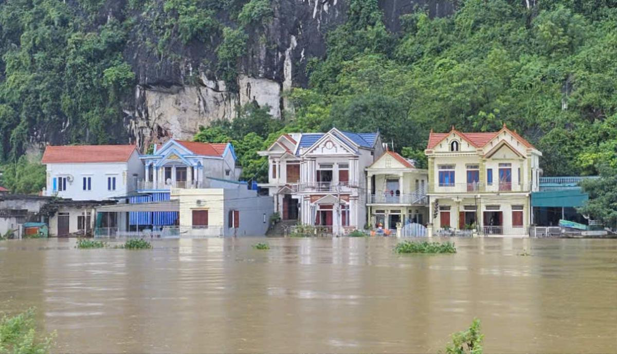 Nước sông dâng cao, Ninh Bình phát lệnh di dân Ảnh 1