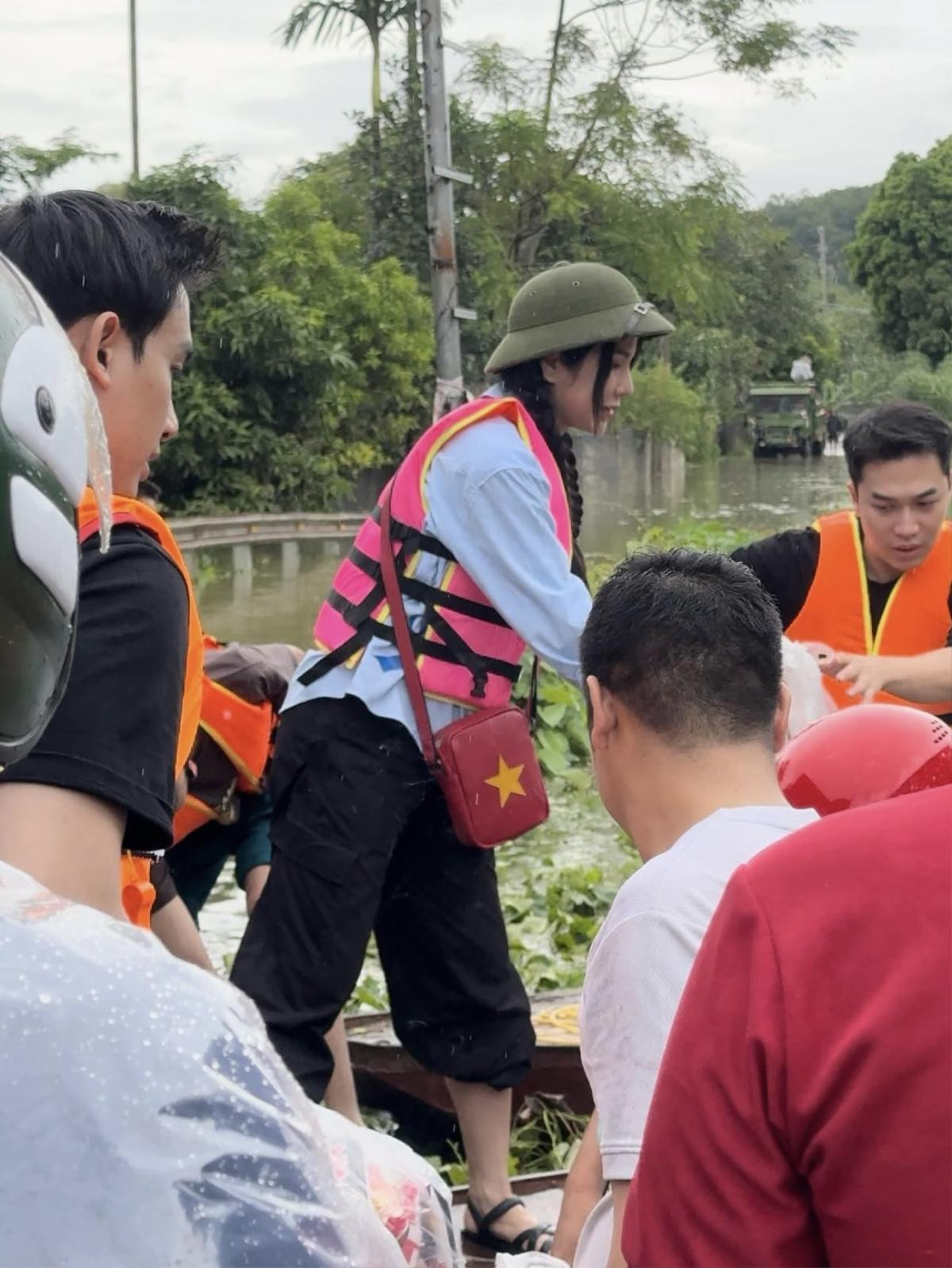 Diệp Lâm Anh phản pháo cực gắt khi bị chê mặc áo 'khoe thân' ở vùng lũ Ảnh 2