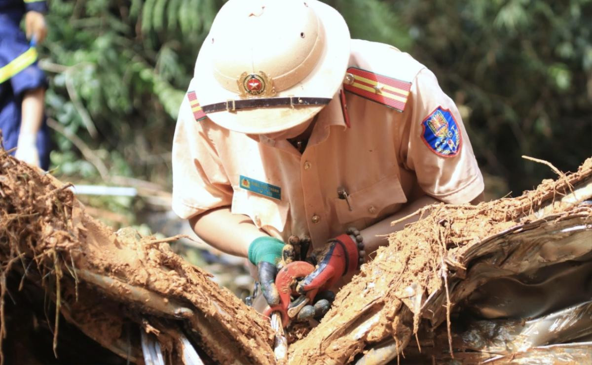 Toàn cảnh trục vớt xe khách bị cuốn trôi, nơi 21 thi thể được tìm thấy trong vụ sạt lở ở Cao Bằng Ảnh 5