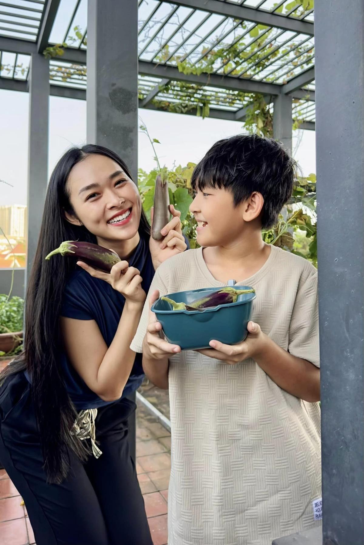 'Vợ' kém 9 tuổi của Thanh Thức khoe sắc vóc gợi cảm với áo yếm mỏng manh Ảnh 4