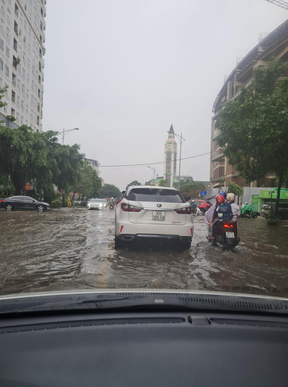 Sáng đầu tuần, Hà Nội lại 'chìm trong biển nước' ở nhiều tuyến phố Ảnh 2