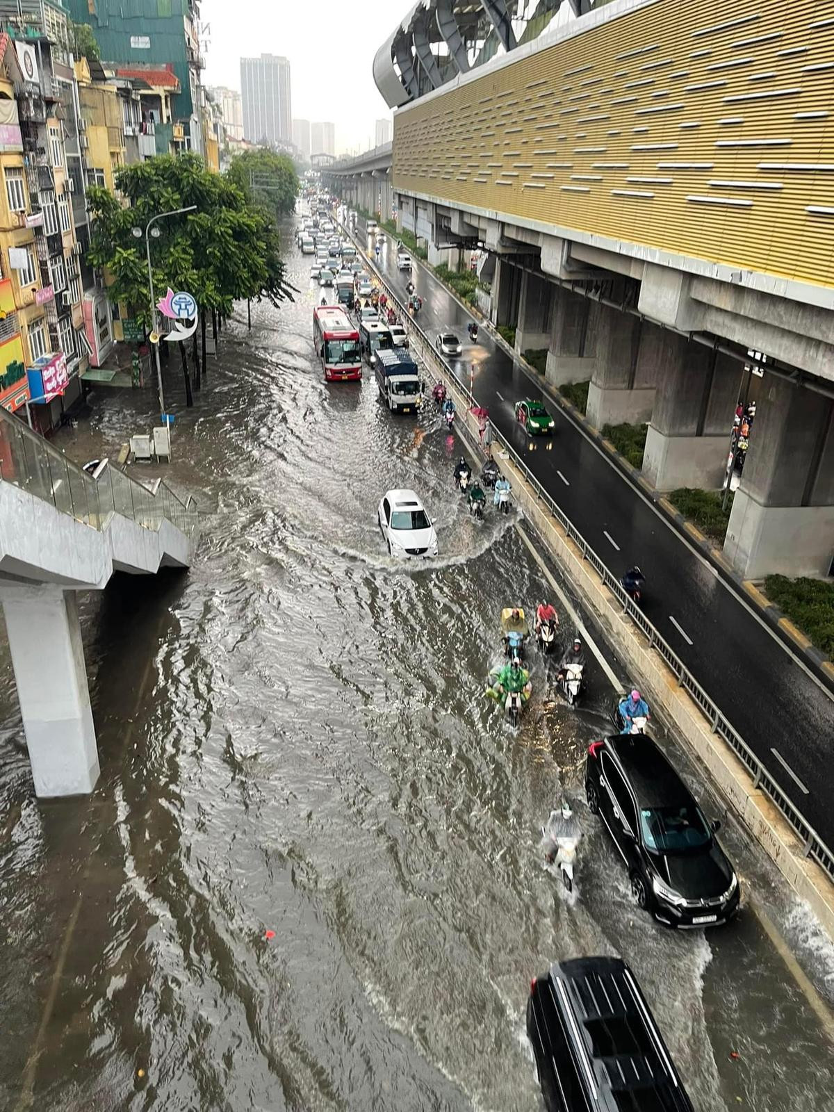 Sáng đầu tuần, Hà Nội lại 'chìm trong biển nước' ở nhiều tuyến phố Ảnh 7