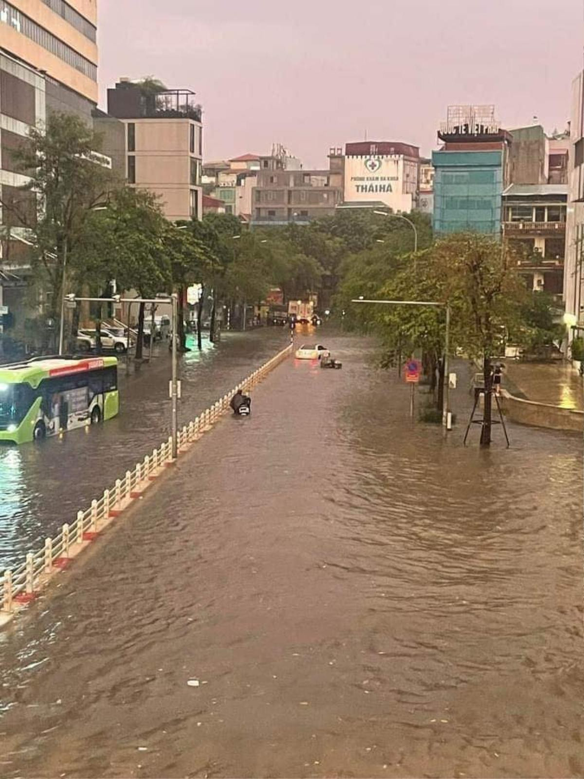 Sáng đầu tuần, Hà Nội lại 'chìm trong biển nước' ở nhiều tuyến phố Ảnh 4