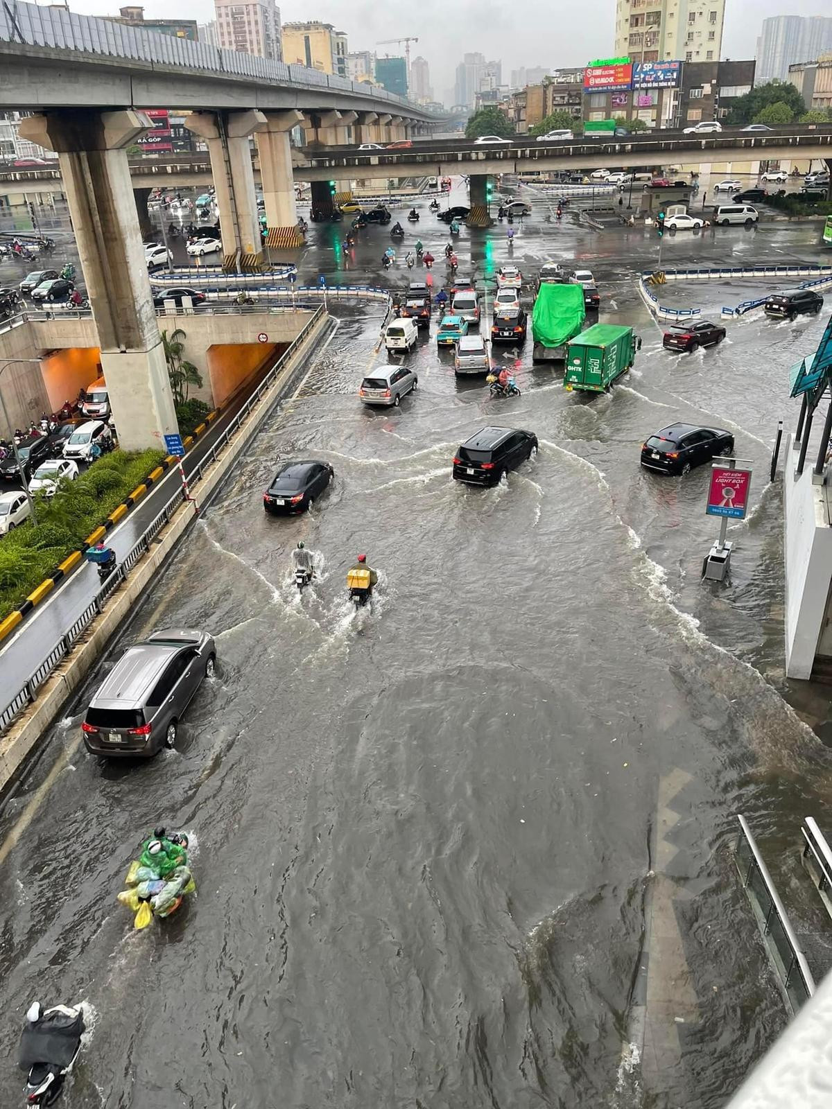 Sáng đầu tuần, Hà Nội lại 'chìm trong biển nước' ở nhiều tuyến phố Ảnh 8