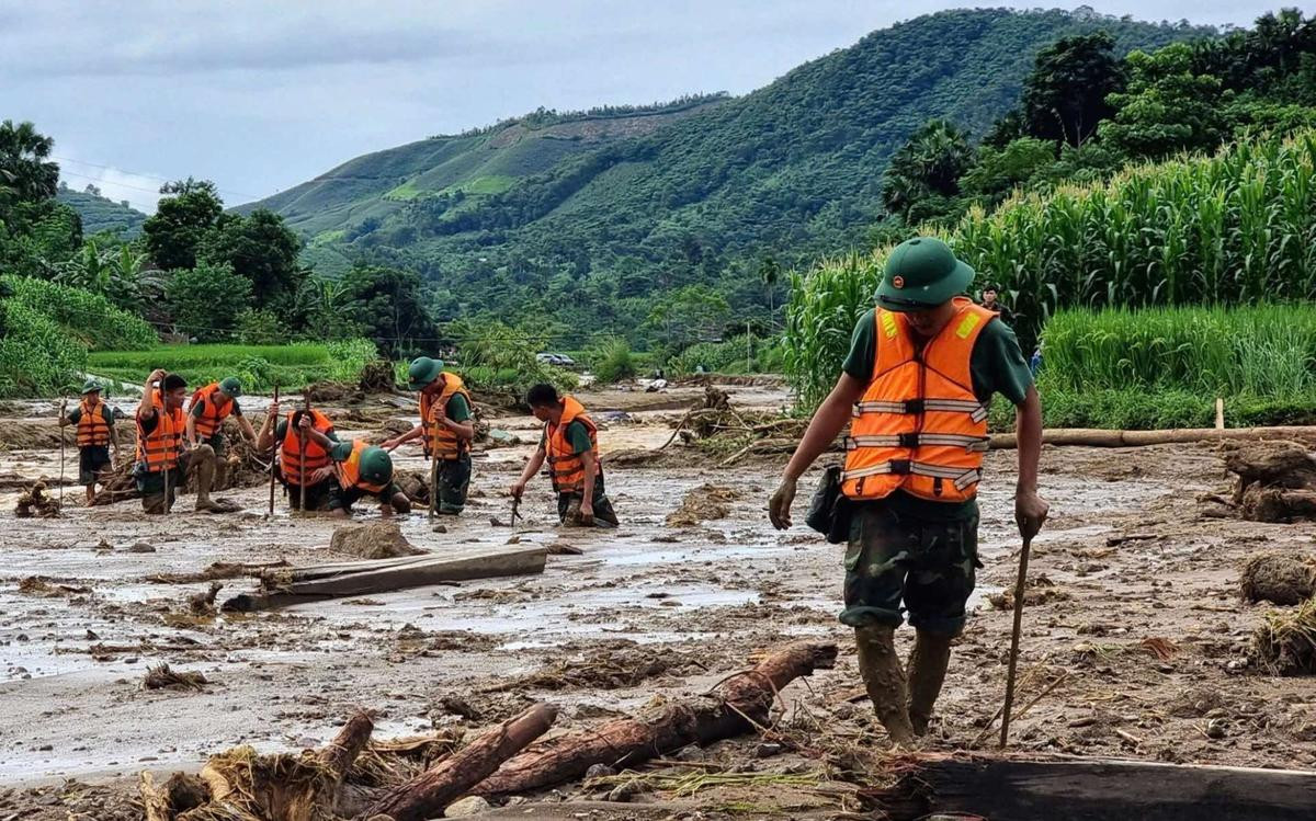 Tình trạng nguy kịch của bé gái sống sót trong vụ lũ quét Làng Nủ: Vẫn còn bùn cát ở phổi Ảnh 2