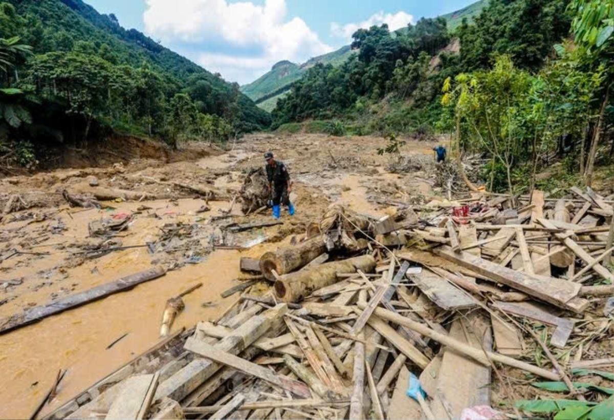 Khung cảnh hoang tàn sau trận sạt lở kinh hoàng ở thôn Nậm Tông làm 18 người chết và mất tích Ảnh 2