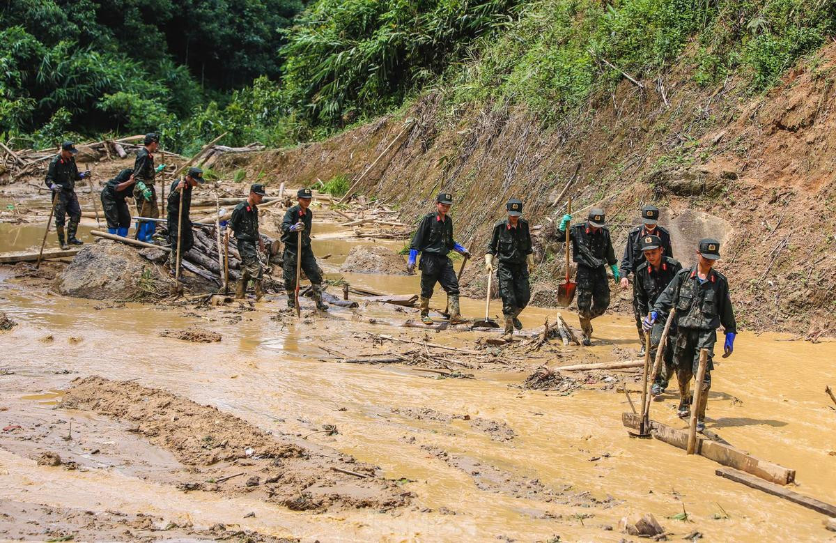 Khung cảnh hoang tàn sau trận sạt lở kinh hoàng ở thôn Nậm Tông làm 18 người chết và mất tích Ảnh 3