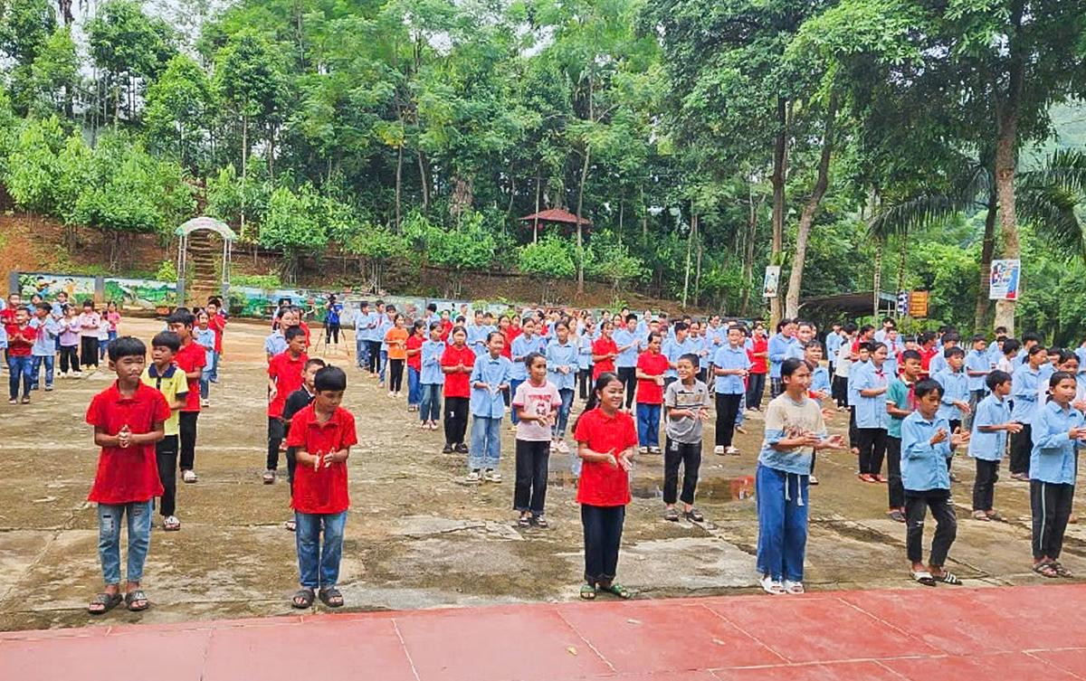 Gần 100 học sinh Làng Nủ trở lại trường sau lũ quét kinh hoàng Ảnh 1