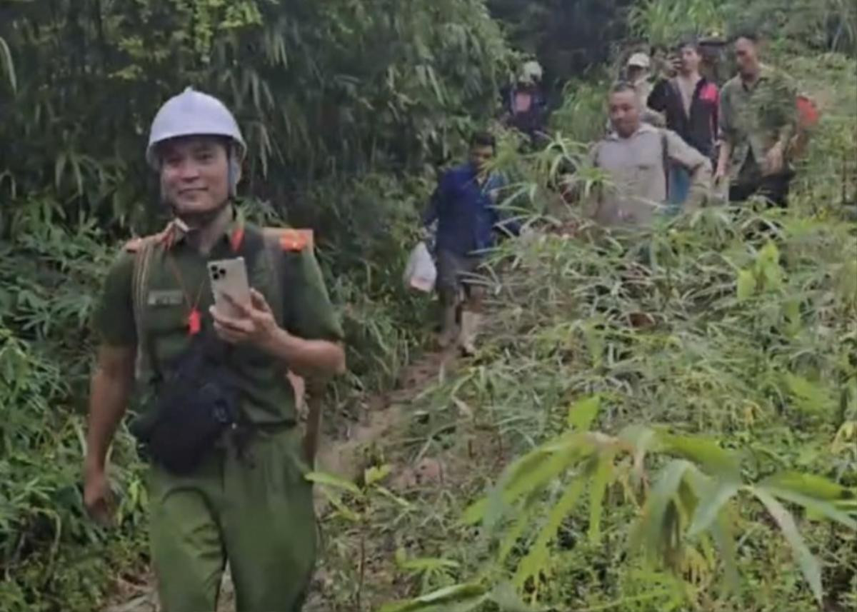 115 người dân thôn Kho Vàng nghi mất tích do mưa lũ đã xuống núi an toàn Ảnh 2