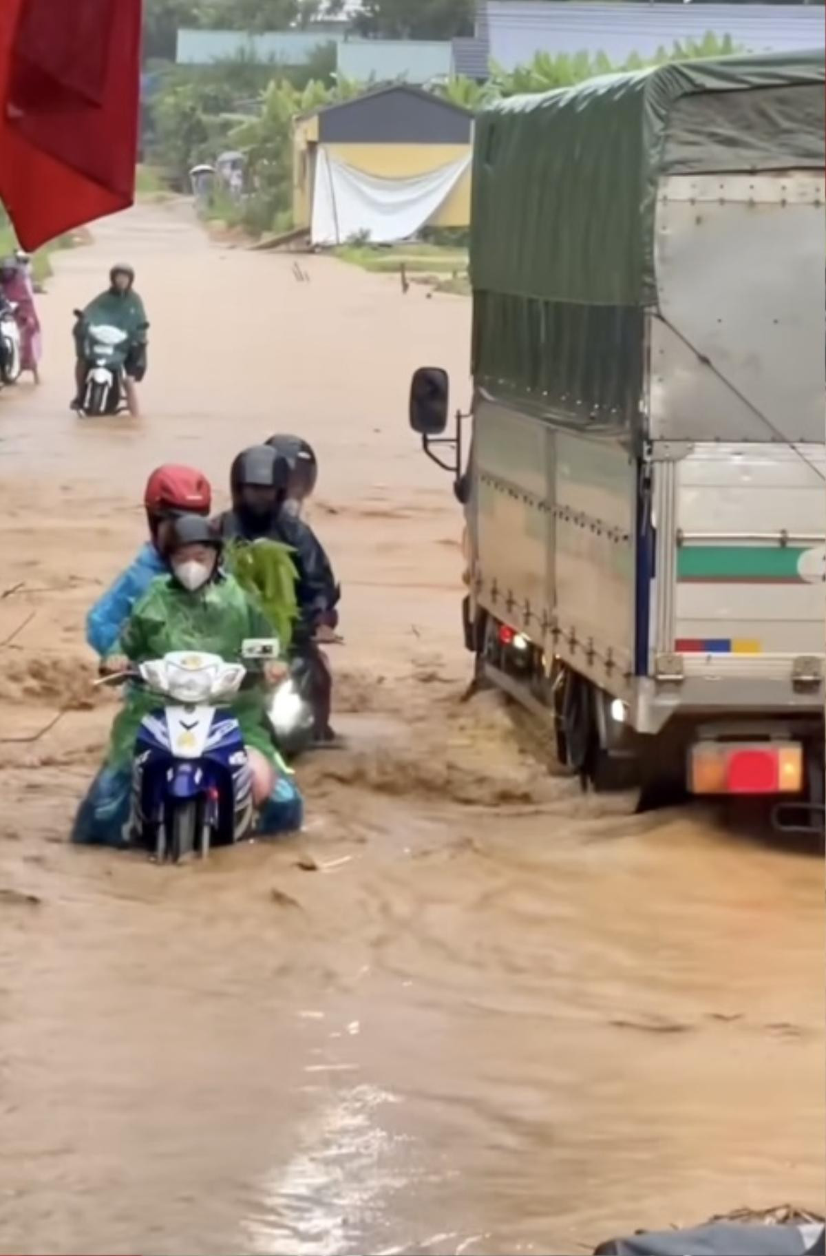 Xe máy suýt bị lũ cuốn trôi, tài xế xe tải liền hành động khiến dân tình khen ngợi Ảnh 2