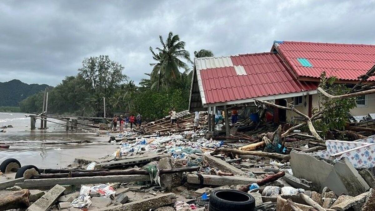 Sóng biển ập vào đánh sập nhà cửa, người dân khóc nấc vì mất trắng tài sản trong chớp mắt Ảnh 1