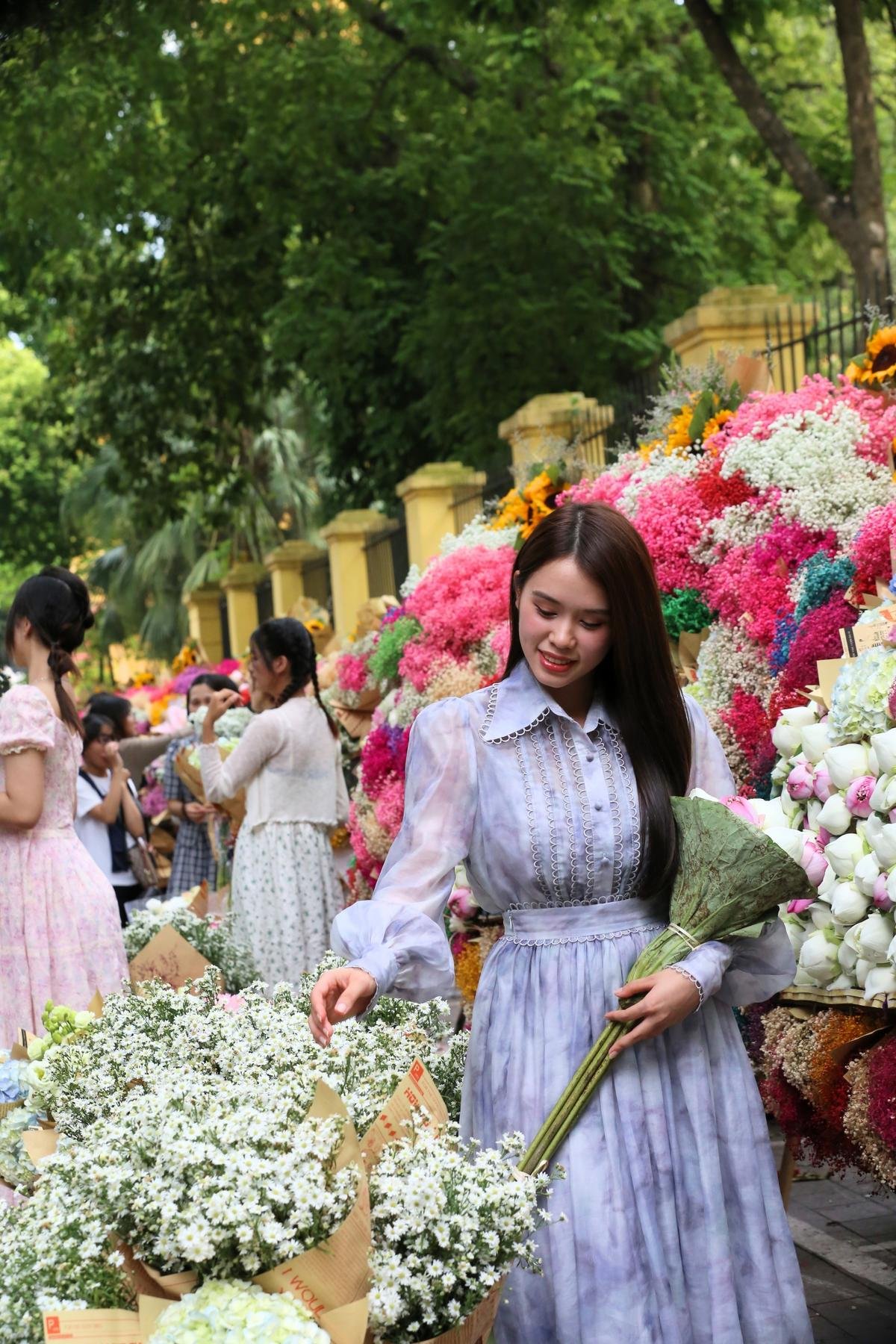 Những nàng thơ trên con phố đẹp nhất Hà Nội Ảnh 3