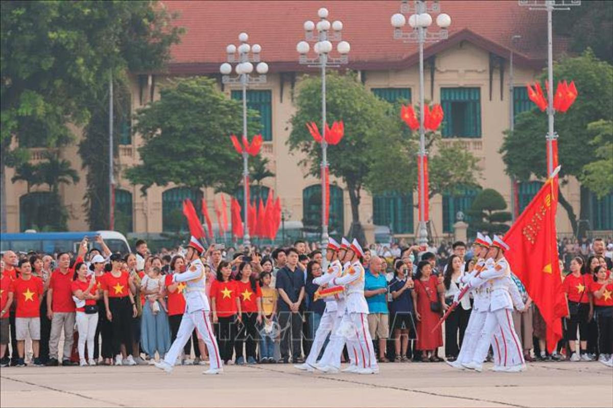 Hàng nghìn người dân Hà Nội, TP.HCM tham quan dịp lễ, xếp hàng chật kín từ 6 giờ sáng Ảnh 2