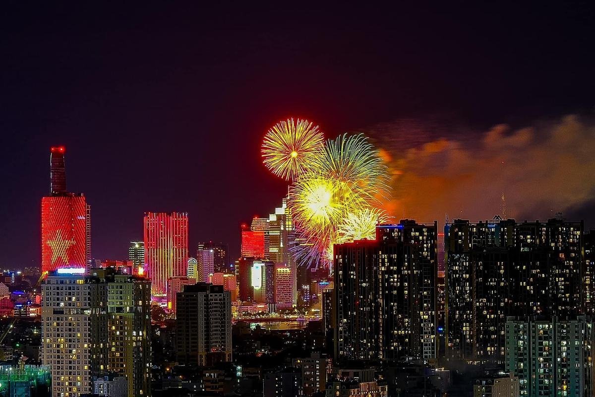 Có thể là hình ảnh về tháp CN Tower và pháo hoa