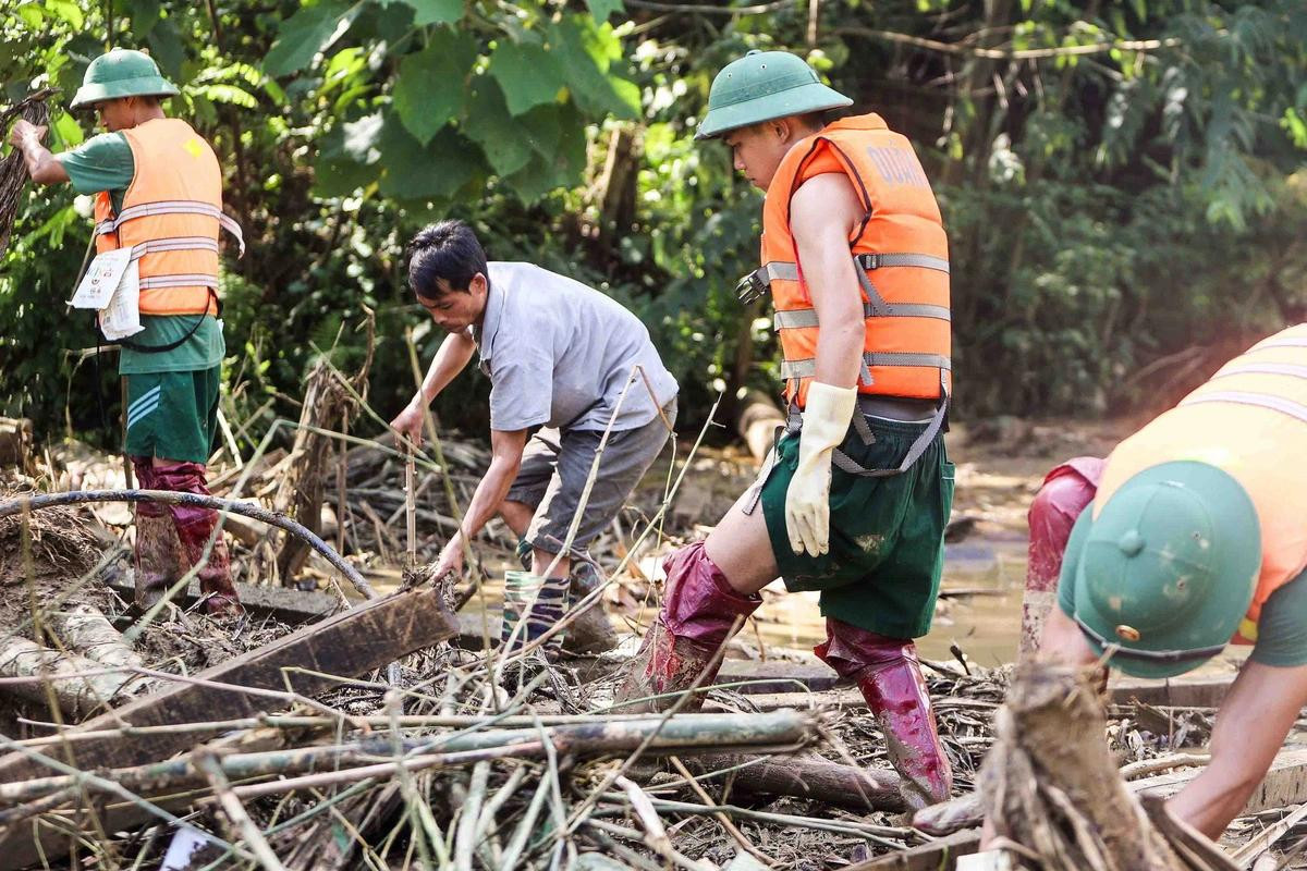 Sạt lở kinh hoàng tại Làng Nủ: Tìm thấy thi thể em bé 1 tuổi, còn 12 người mất tích Ảnh 1