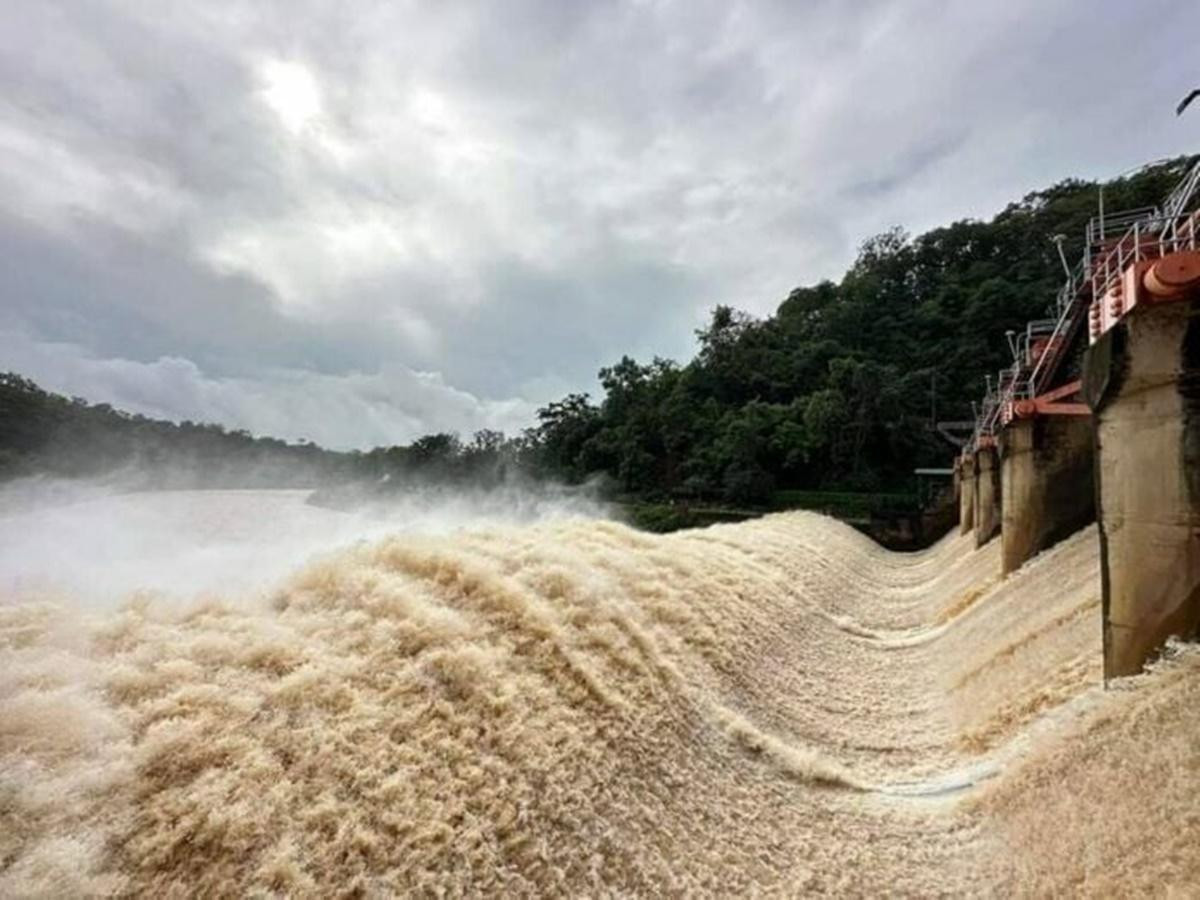 Hai con đập lớn ở Thái Lan vỡ bờ do mưa lớn, cảnh báo nước tràn gây ra lũ lụt mạnh Ảnh 1