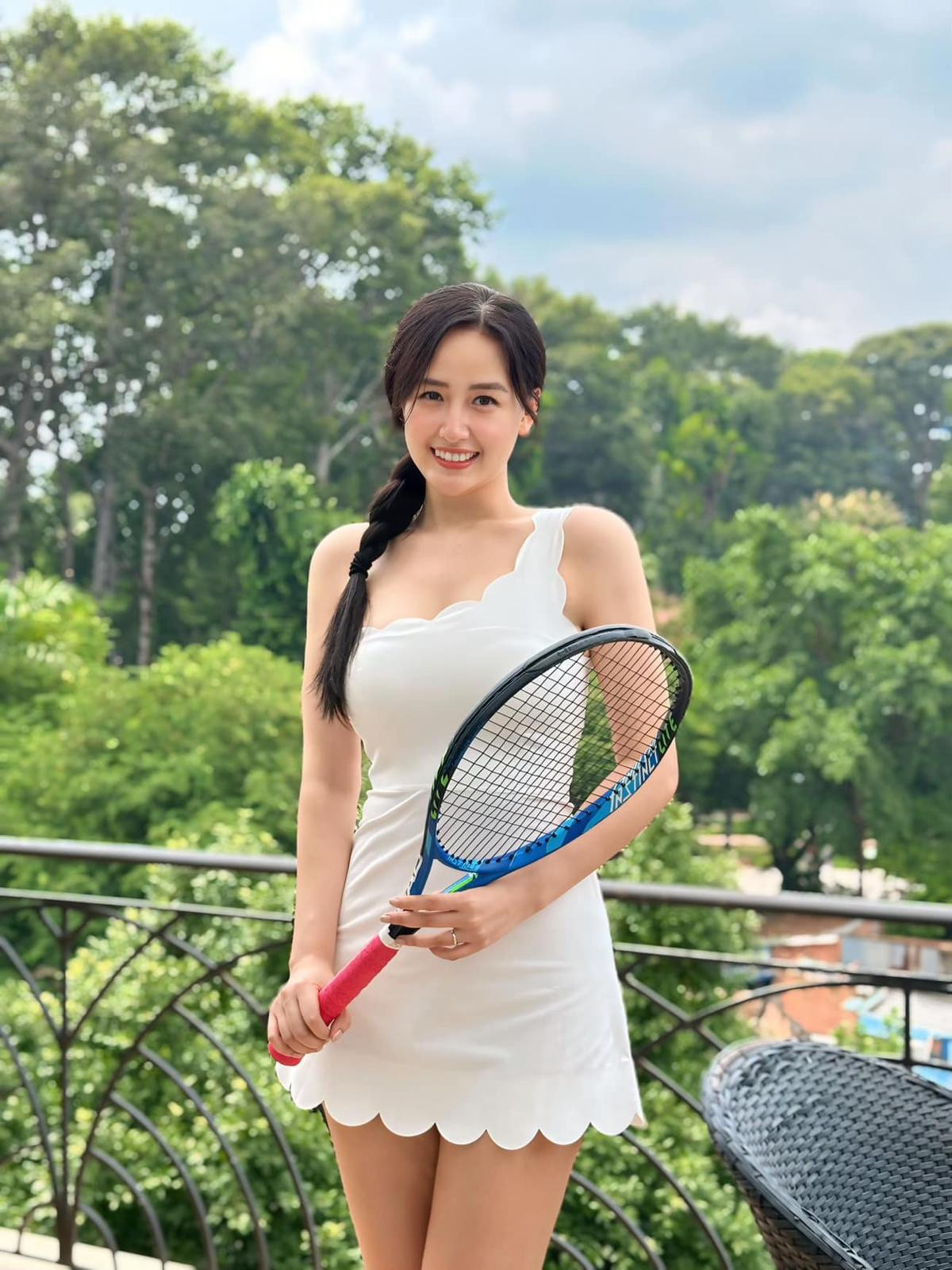 Mai Phương Thúy gợi cảm với đồ lệch vai khoe vóc dáng nét căng trên sân tennis Ảnh 1