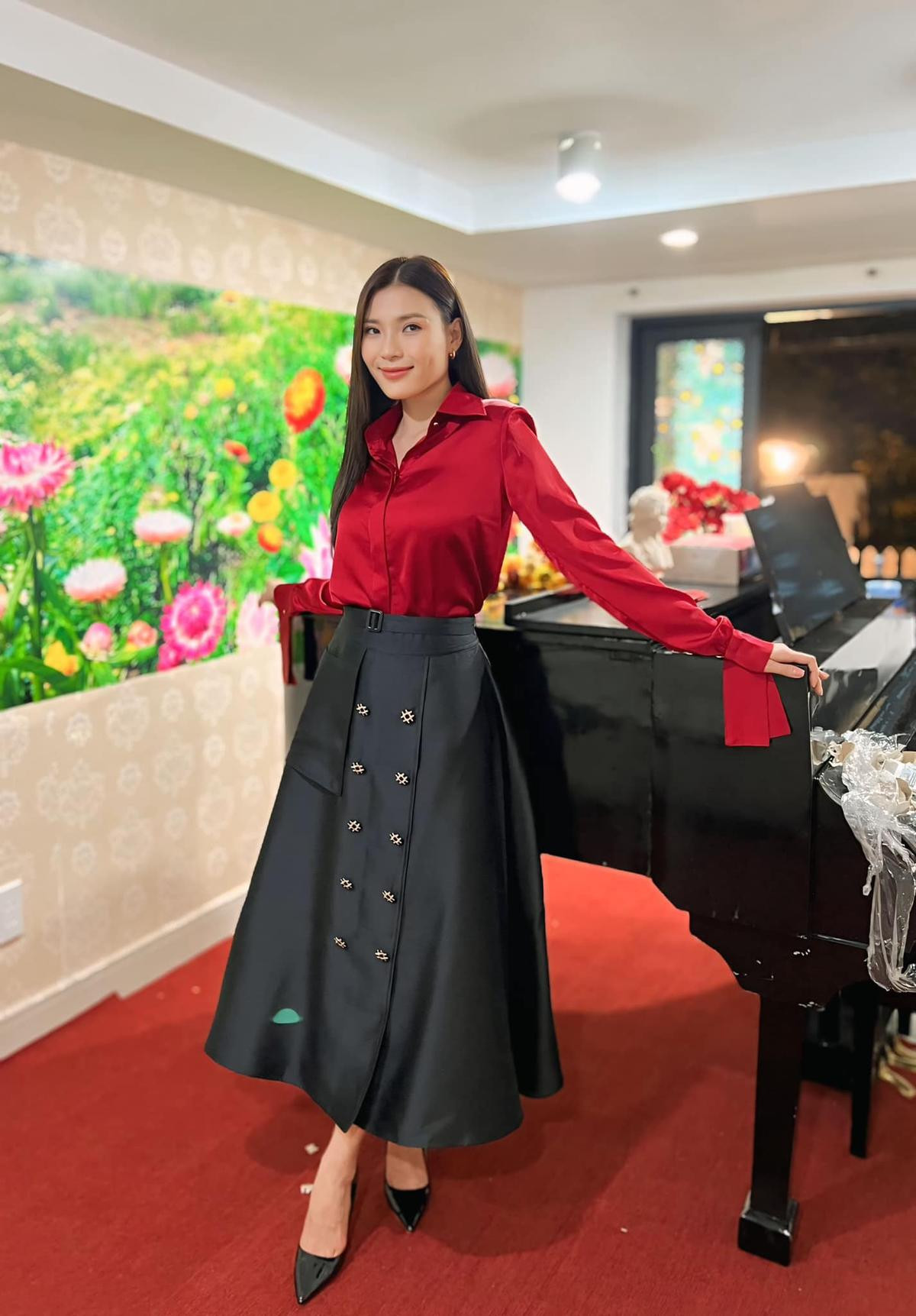 Có thể là hình ảnh về 1 người và piano