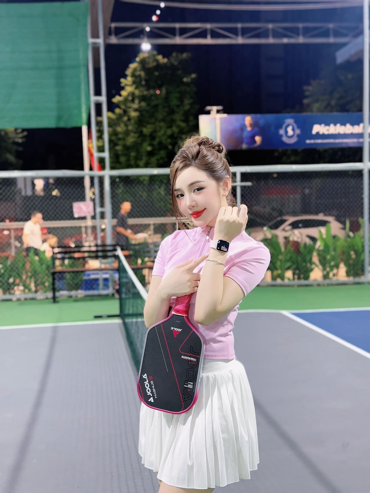 Quỳnh Kool đổi trang phục và trang điểm đậm khi chơi pickleball Ảnh 1