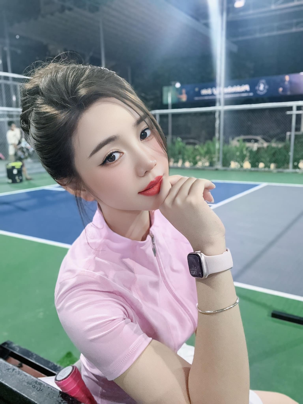 Quỳnh Kool đổi trang phục và trang điểm đậm khi chơi pickleball Ảnh 2