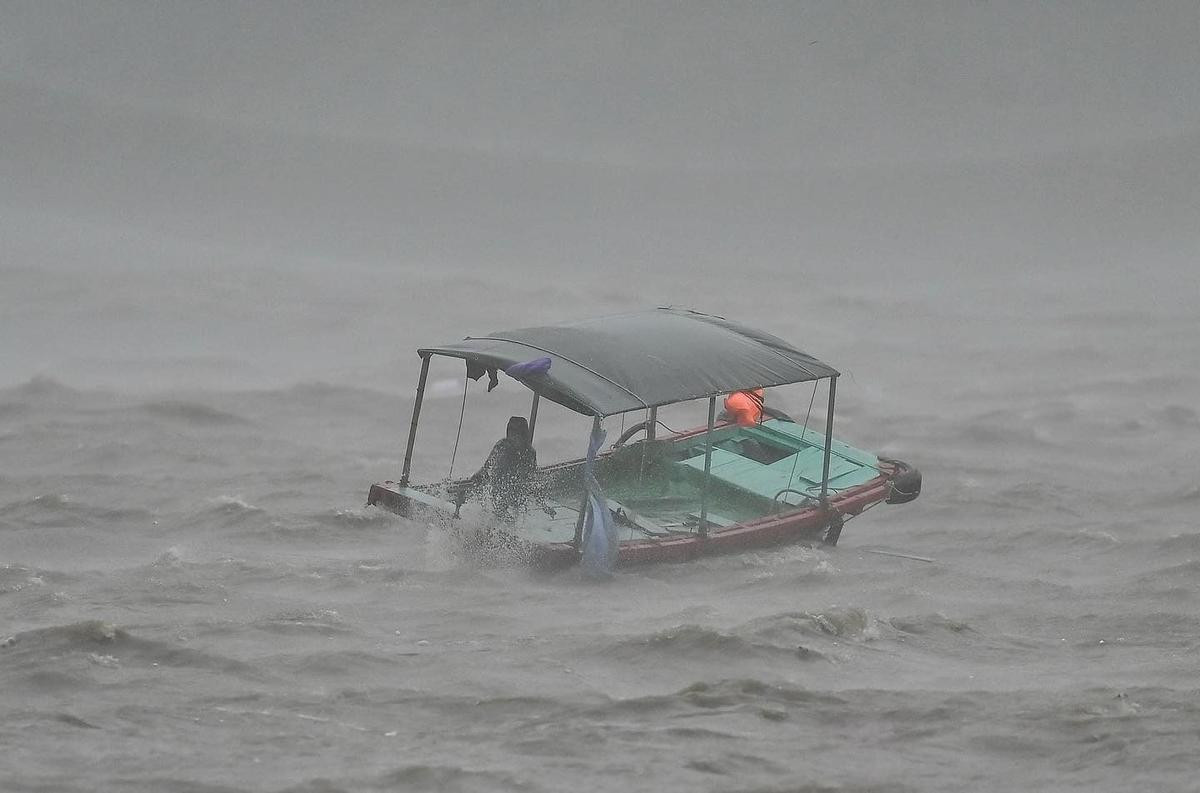 Tâm bão đổ bộ Quảng Ninh: Cây cối bật gốc, mái tôn và biển hiệu bay đầy đường Ảnh 8