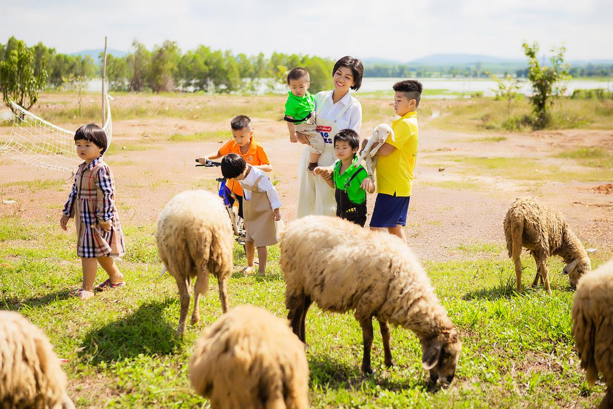 'Hoa hậu 6 con' Oanh Yến đen nhẻm, lao dốc nhan sắc hậu về quê làm nông Ảnh 3