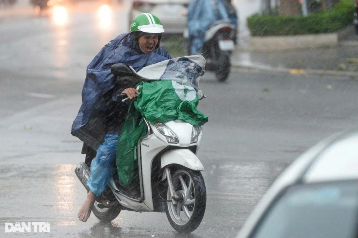 Hà Nội gió giật mạnh, chuyên gia khuyến cáo 'không nên ra khỏi nhà' Ảnh 2