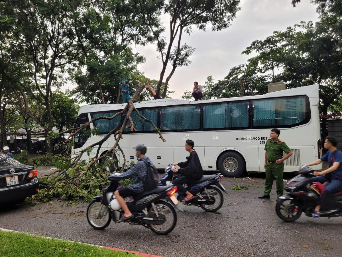 Bão Yagi quần thảo Hà Nội: Gió mạnh giật tung áo mưa, người dân vật lộn trên đường về nhà Ảnh 3