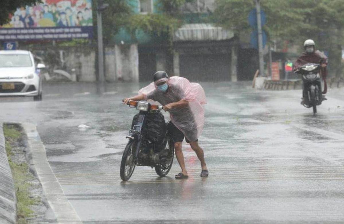 Bão YAGI nằm gọn trên đất liền, Hà Nội tiếp tục có mưa to đến rất to, gió giật mạnh Ảnh 3