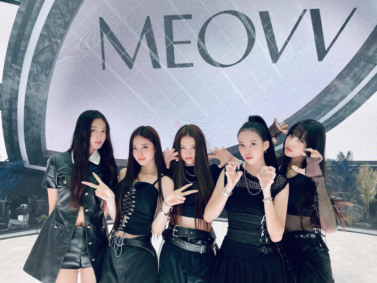 Sân khấu đầu tiên của MEOVV: 'Em gái BLACKPINK' nhạt nhòa, một thành viên gây ấn tượng Ảnh 1