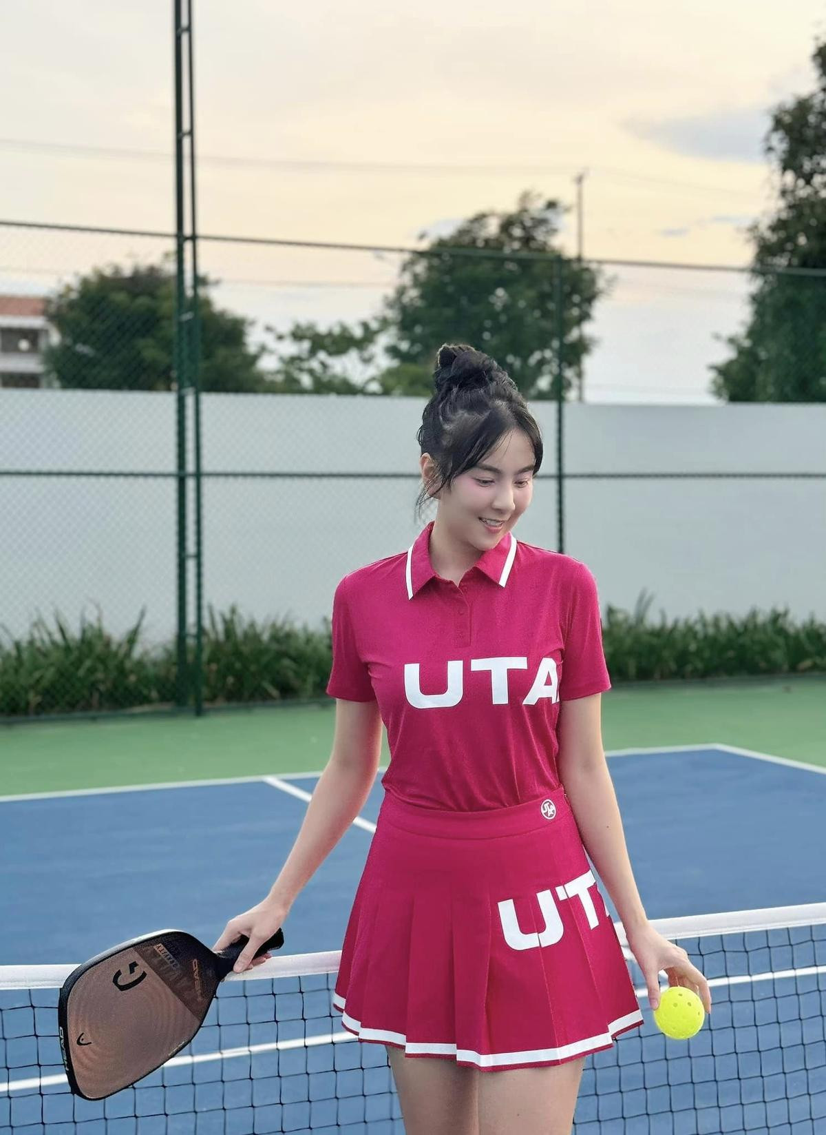 Có thể là hình ảnh về 1 người, đang chơi tennis và văn bản