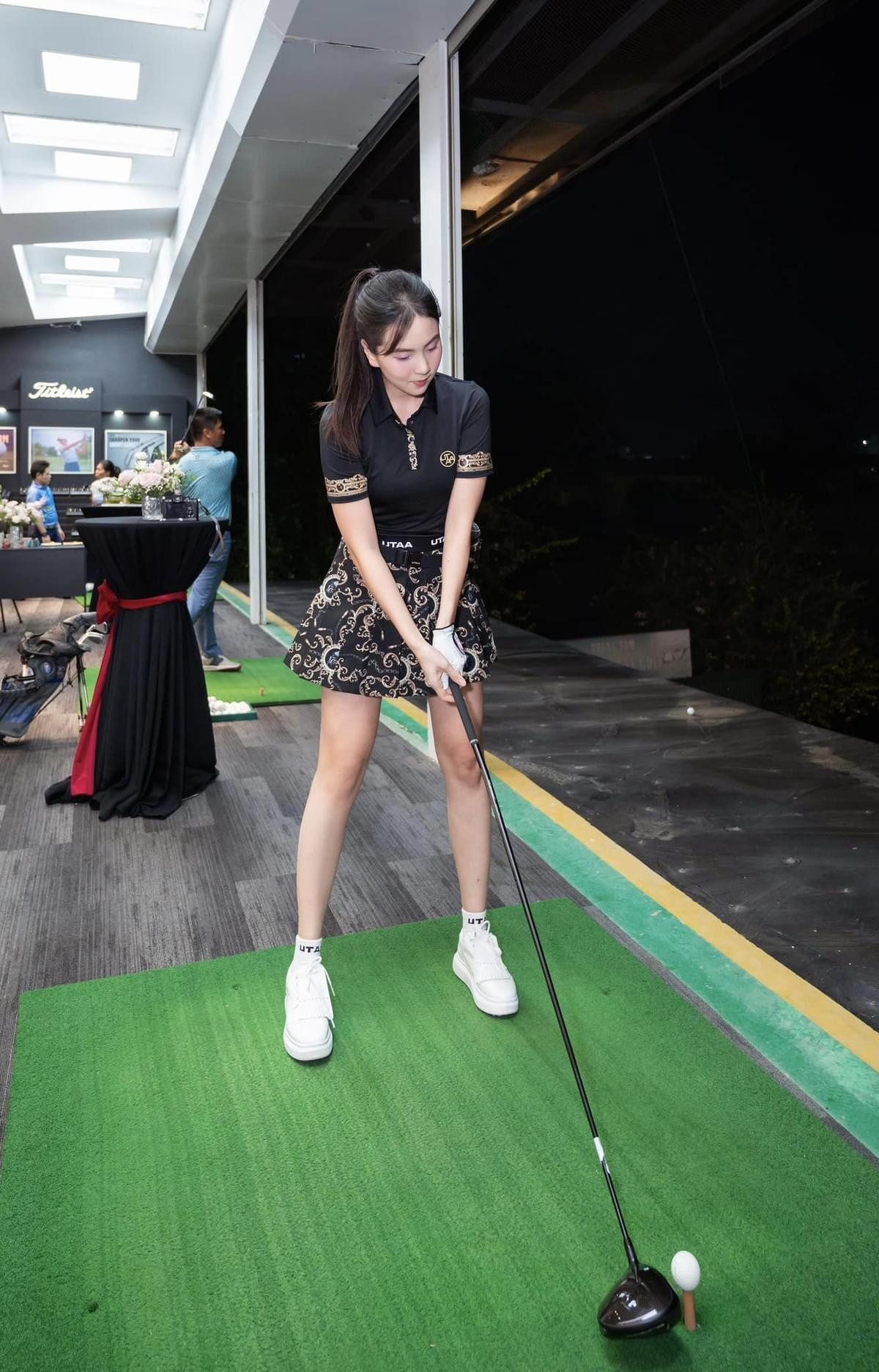 Có thể là hình ảnh về 4 người và mọi người đang đánh golf