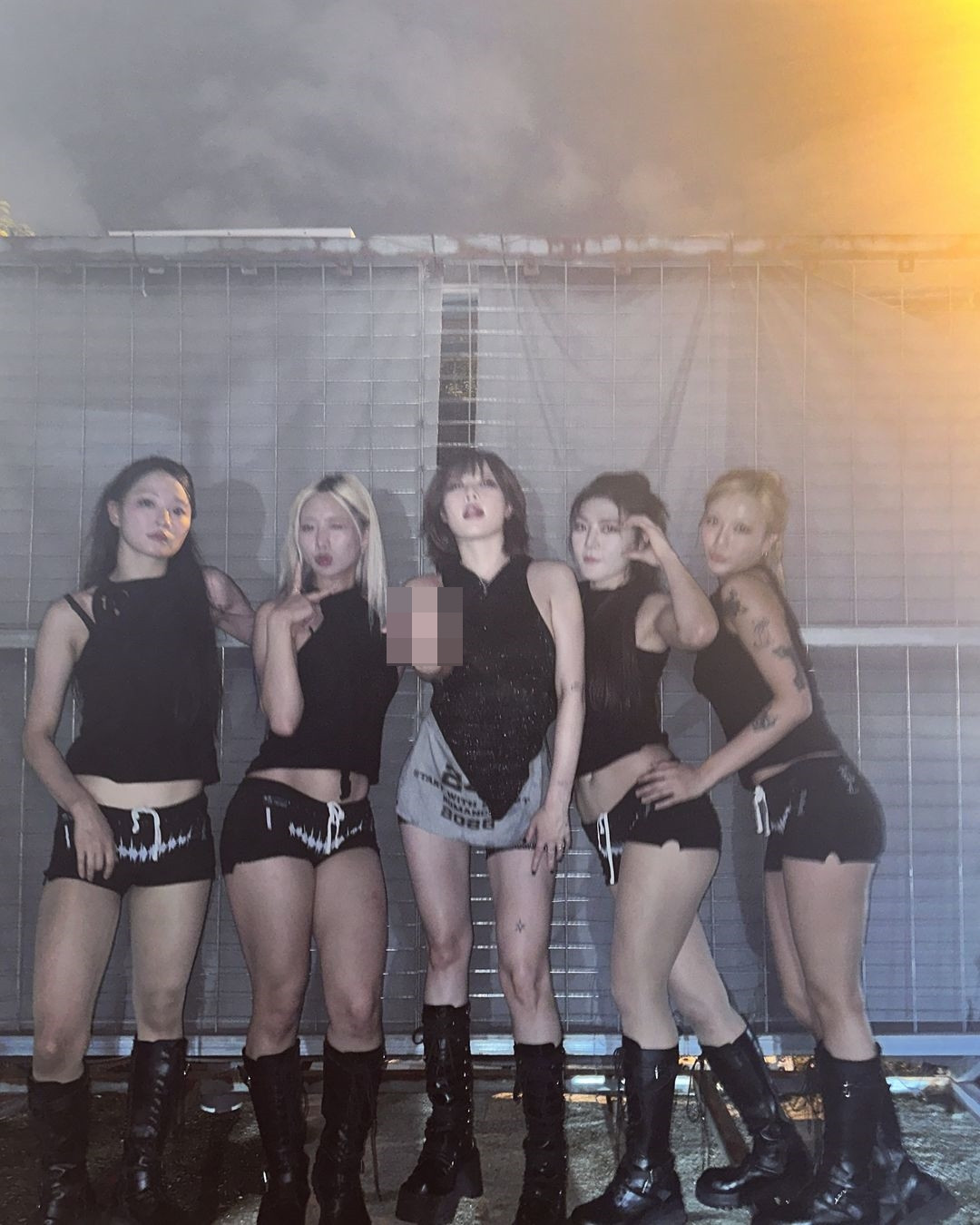 HyunA có hành động thách thức khi ảnh cưới với chồng bị chỉ trích? Ảnh 3