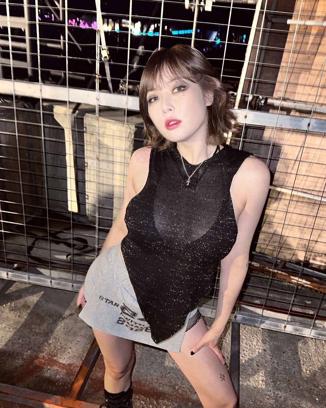HyunA có hành động thách thức khi ảnh cưới với chồng bị chỉ trích? Ảnh 1