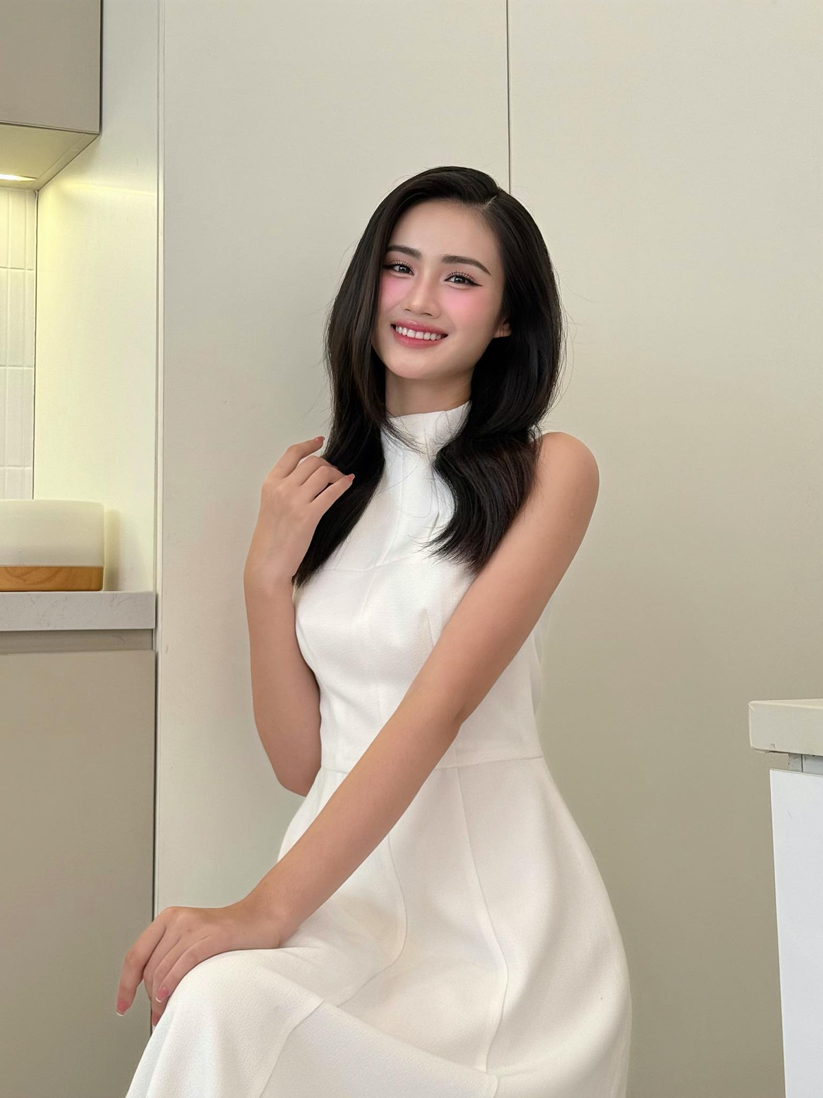 Hoa hậu Ý Nhi 'lên đồ' dáng ngắn khoe vòng eo nhỏ xíu Ảnh 2