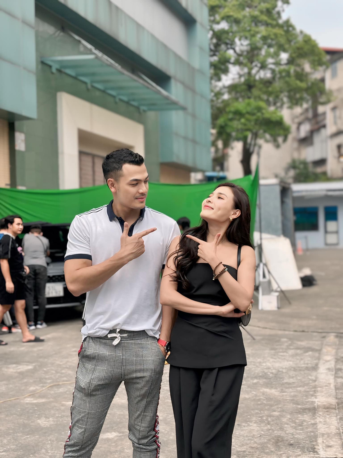 Thúy Diễm khoe 'gò bồng đảo' lấp ló Ảnh 3