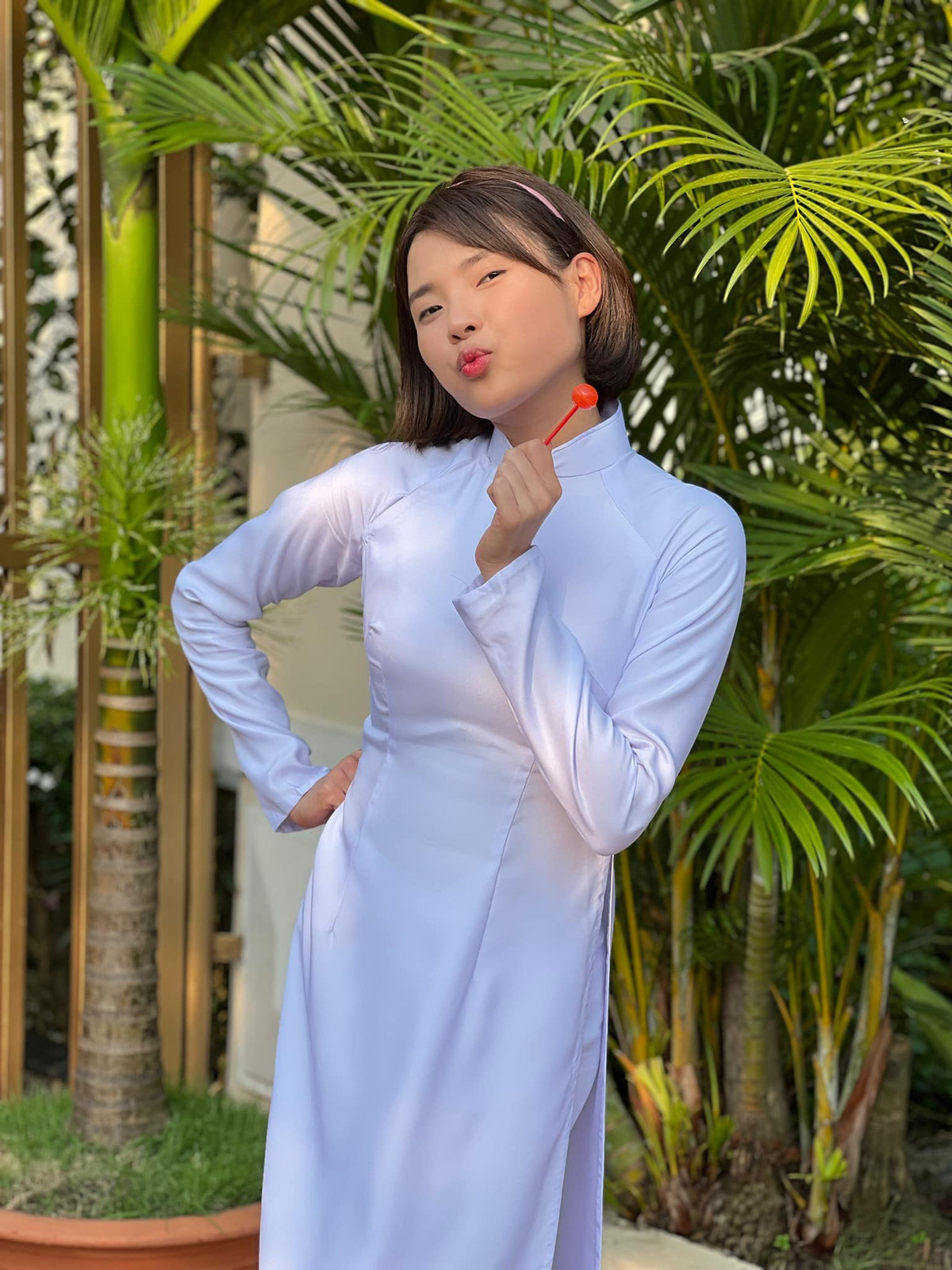 Thúy Diễm khoe 'gò bồng đảo' lấp ló Ảnh 2