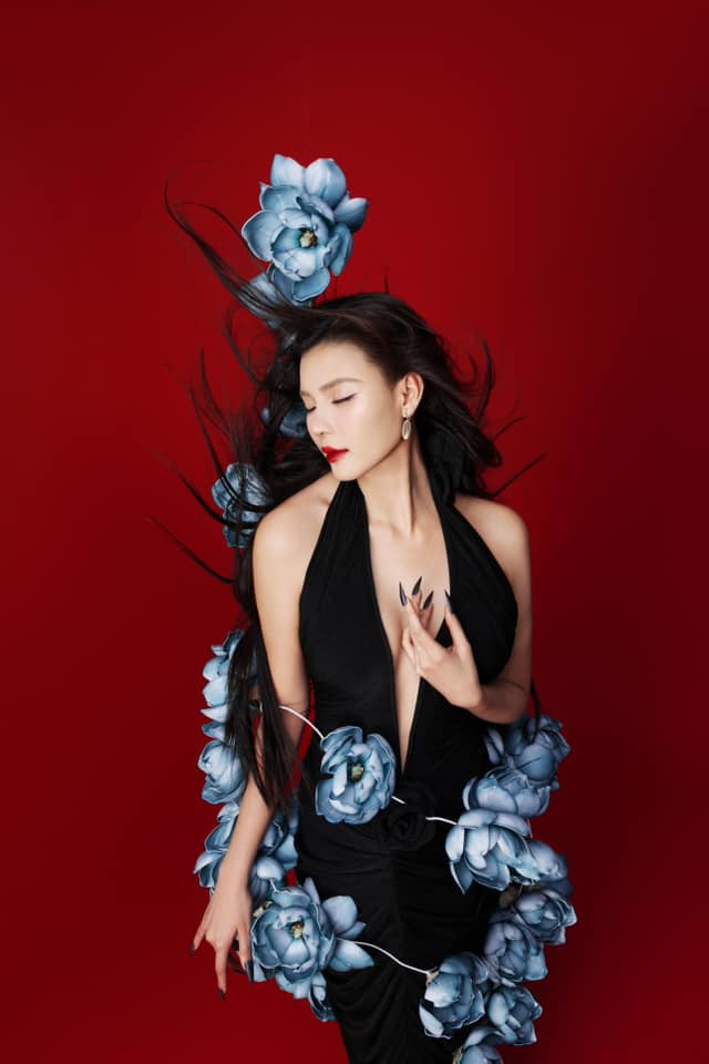 Thúy Diễm khoe 'gò bồng đảo' lấp ló Ảnh 1