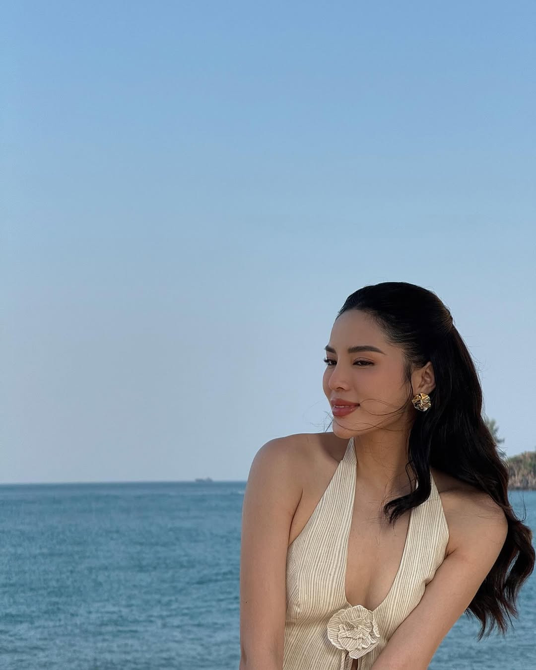 Hoa hậu Kỳ Duyên diện mốt không nội y, để lộ 'gò bồng đảo' nét căng khi đi biển Ảnh 1