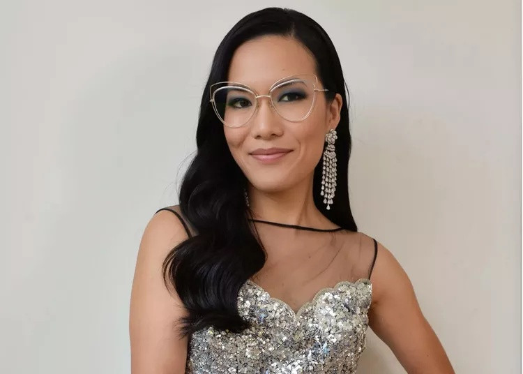 Chuyên gia bật mí cách trang điểm mắt đẹp lung linh khi đeo kính Ảnh 1