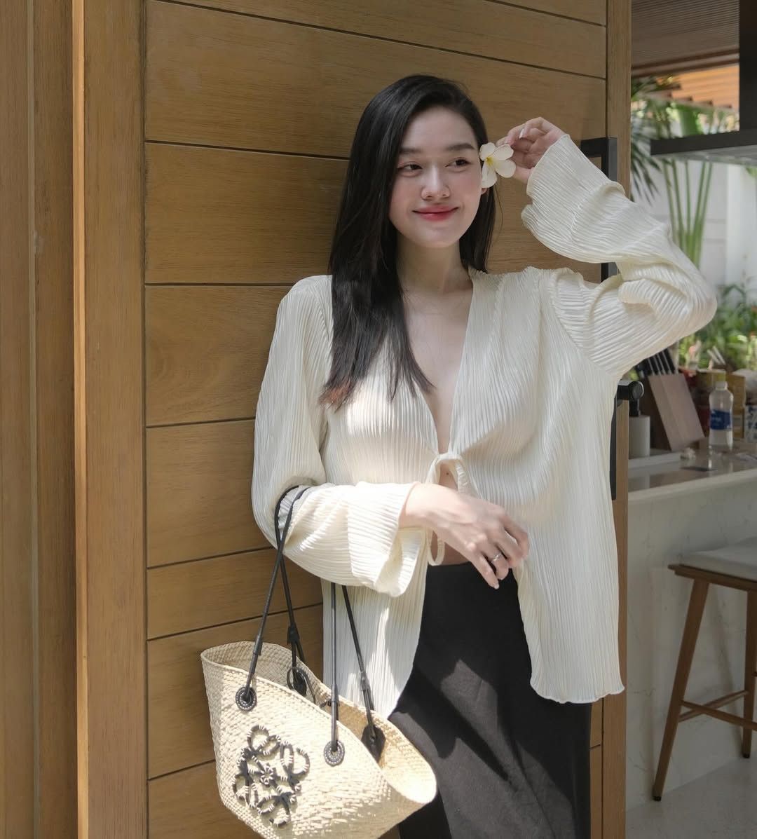 Á hậu Việt làm 'dâu hào môn' diện mốt không nội y, để lộ 'gò bồng đảo' căng tràn Ảnh 2