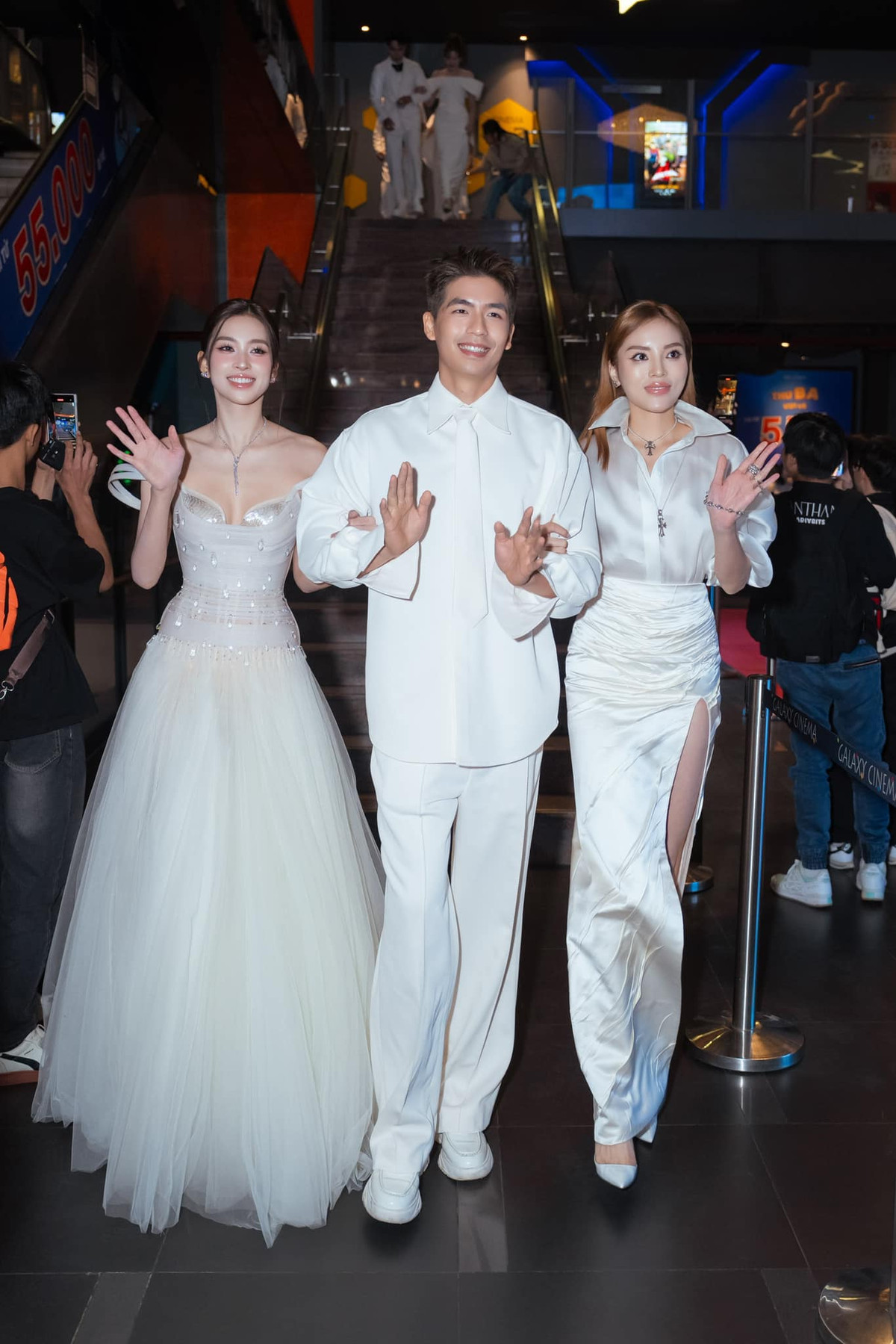 Tiểu Vy diện đồ hở, lộ 'gò bồng đảo' lấn át độ nóng bỏng của Kỳ Duyên Ảnh 1