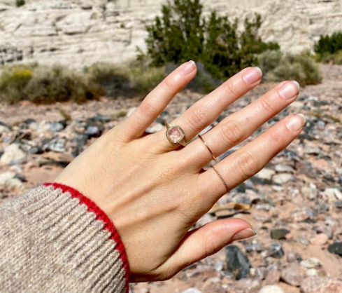 Những kiểu móng tay để khoe nhẫn cầu hôn của dàn sao thế giới Ảnh 10